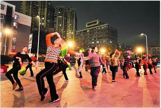 “夜雨中广场舞新风向”